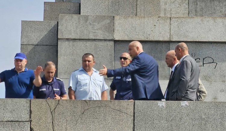 Георги Свиленски: Областната управа на София нарушава законите с незаконно скеле около Паметника на Съветската армия 