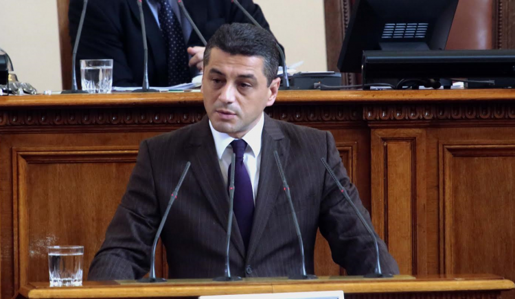 Янков към министър Захариева: При решенията на Съвета по българско гражданство прилага ли се двоен стандарт?