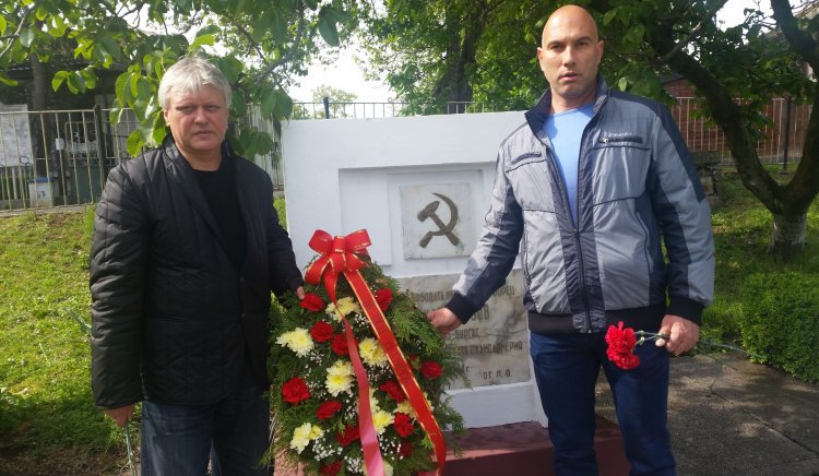 Представители на общинското ръководство на БСП – Бургас поднесоха венци и цветя пред паметника на Димчо Карагьозов 