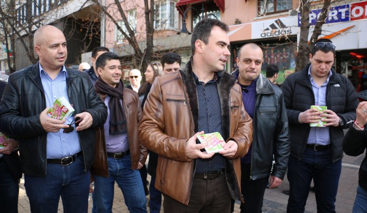 Кандидати за депутати от БСП подариха картички и мартеници на столичани