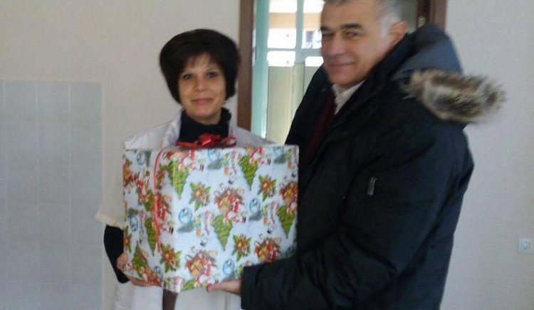 Депутатът Георги Гьоков занесе торта на деца с увреждания за Нова година