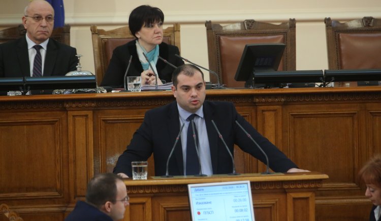 Филип Попов към управляващите: Водите парламента до хаос