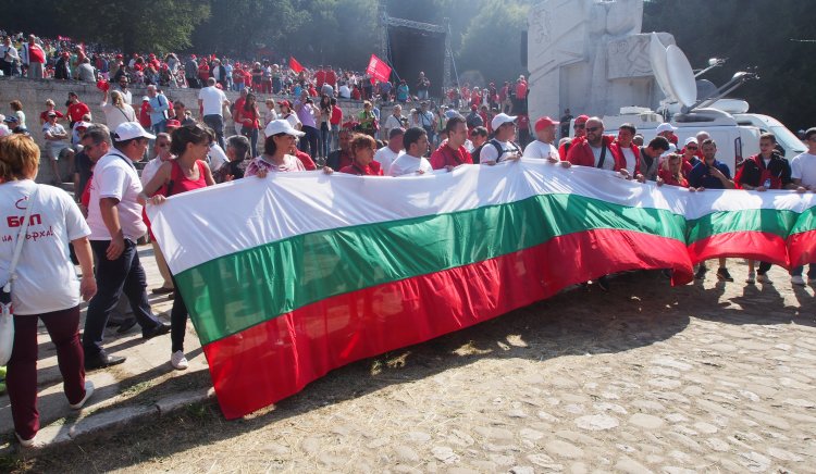 Нинова от Бузлуджа: Хиляди социалисти, обединени и силни, ще направим България друга