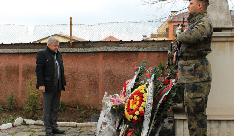 Манол Генов и социалисти поднесоха цветя на паметника на Вишняков в Асеновград