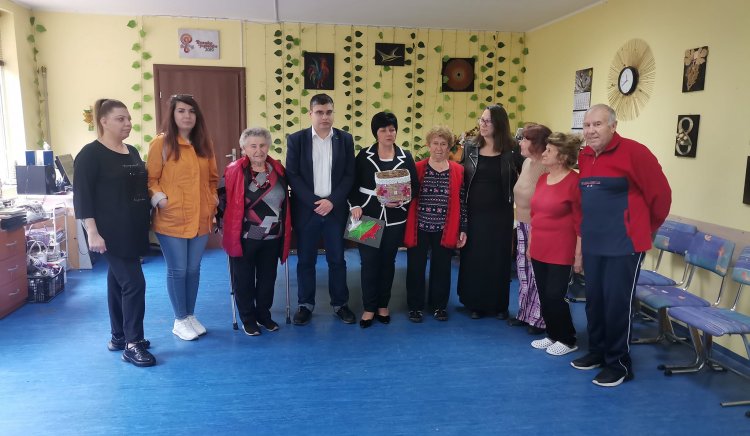 Възрастни хора от Велико Търново и Лясковец получиха подкрепа от БСП за празниците