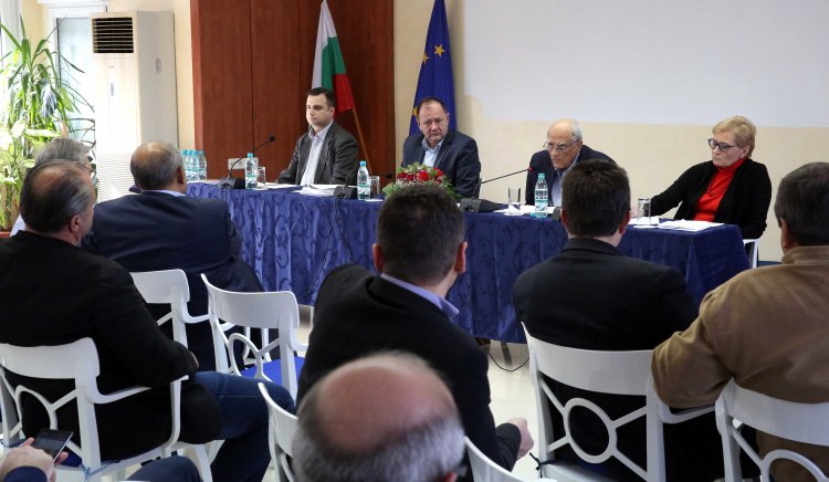 Депутати и ръководството на БСП обсъждат задачите пред левицата на семинар в Хисаря
