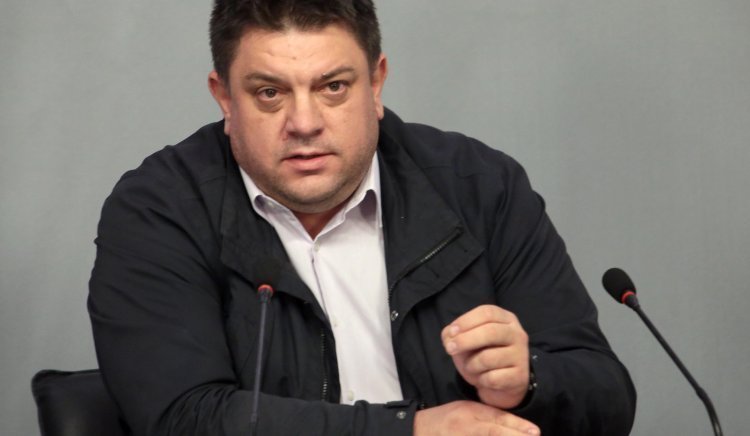 Атанас Зафиров: Вместо да подаде оставка заради скандала със самолетите, Каракачанов влиза в обяснения