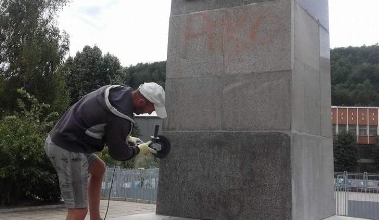 Доброволци изчистиха паметника на Митко Палаузов в Габрово