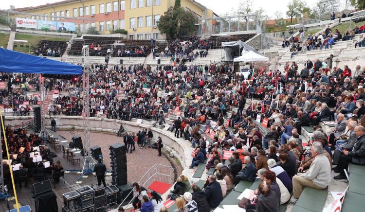 Хиляди се събраха в града на тепетата за откриването на кампанията на ген. Радев и Йотова