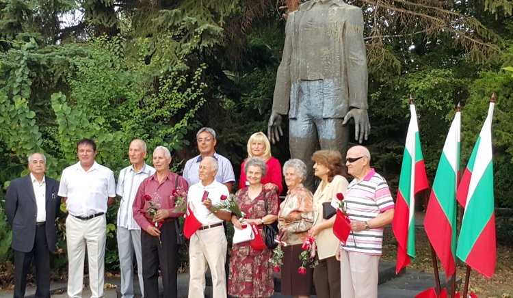 Кърджалийските социалисти поднесоха цветя на паметника на Малчика