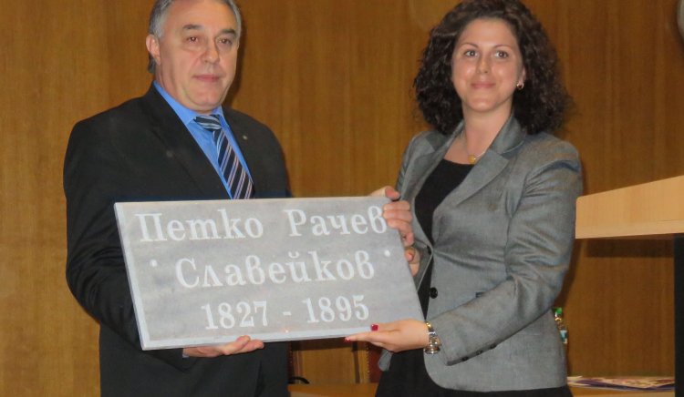 Плоча за паметника на Петко Р. Славейков дариха членовете на Младежкото обединение на БСП