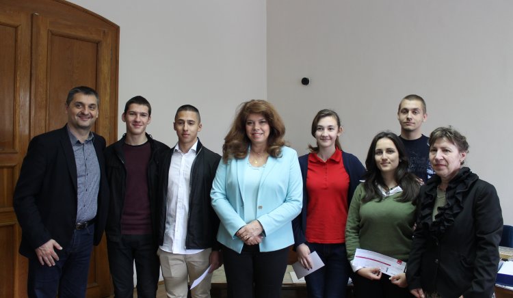 Илияна Йотова награди ученици от Априловската гимназия в Габрово