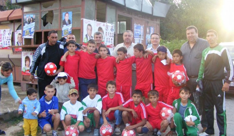 Кандидати за депутати подариха топки и екипи на детски футболен отбор