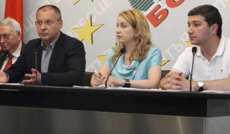Бойко Борисов си прави предизборна кампания с пенсиите и заплатите на хората