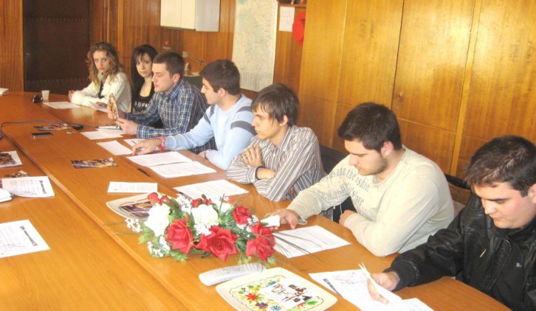 Младите в Перник отбелязаха Ден на лъжата – Ден на ГЕРБ