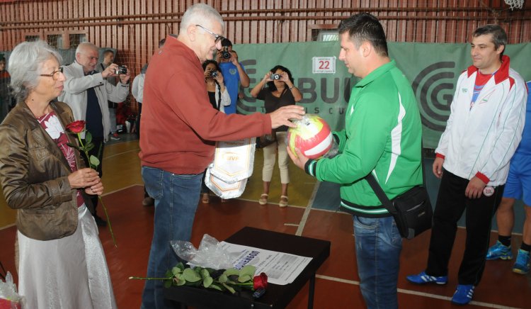 Петър Кънев откри волейболен турнир за аматьори в Бургас, обеща помощ за спорта