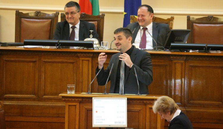 Кирил Добрев: Дайте да се разпиша за вота на недоверие, че да довършим закона за МВР