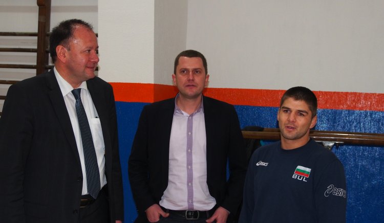 Михаил Миков в Перник: За да влязат младите в спортните зали, трябва да има хора като шампиона Иво Ангелов