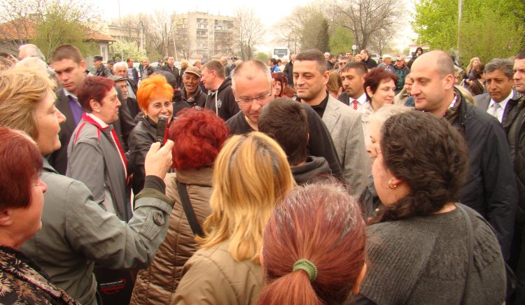Въпреки дъжда хиляди дойдоха да се срещнат със Сергей Станишев в Девня