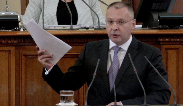 Сергей Станишев показа на Бойко Борисов писмата от министрите на ГЕРБ, които уличават премиера в лъжа