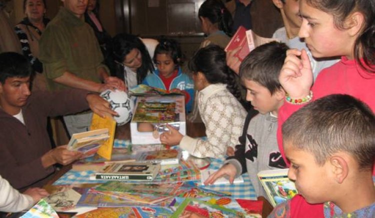 Дарение на книги и лакомства за децата от дом 