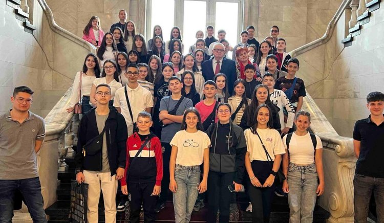 Ученици от Айтос гости на Петър Кънев в Народното събрание 