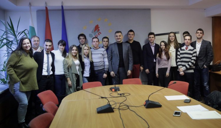 Кирил Добрев връчи на 15 студенти удостоверение за завършен стаж в БСП