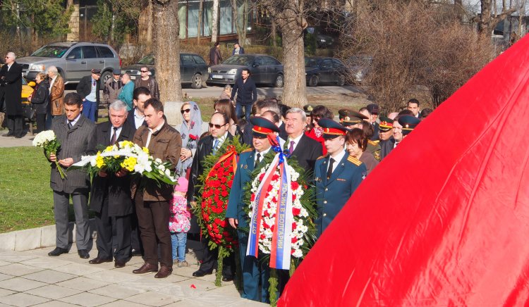 Стотици почетоха Деня на Съветската армия