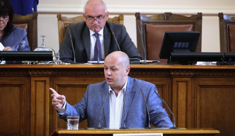 Симов пита Каракачанов: Борисов обеща- защо не уволнихте служителя с хитлеристкия поздрав?  