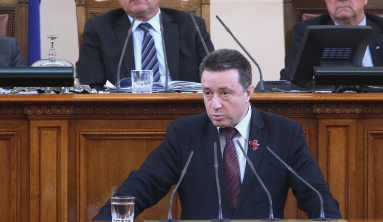 Стоилов пита Кунева: Колко училища ще бъдат затворени за 1-2 години? Ще спрете ли този процес?