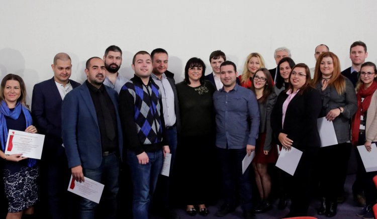 Корнелия Нинова връчи сертификати на 23 младежи, завършили политическата академия на БСП