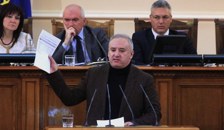 Атанас Костадинов: Политиката в България се превърна в дебат за две торби суджук и 100 квадратни метра плочки