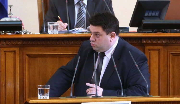 Зафиров пита Ненчев: Кое наложи да се използва военен самолет за екскурзията ви до Полша и колко струва тя на българския данъкоплатец?