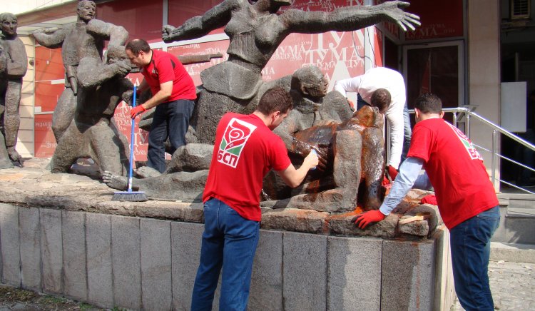 Младежи от БСП почистиха паметника на Позитано