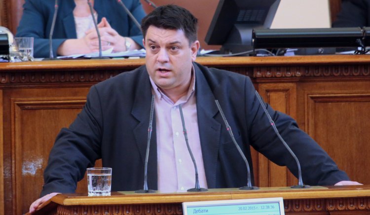 Зафиров към Павлова: Министерството ви не може да защити интересите на българските граждани