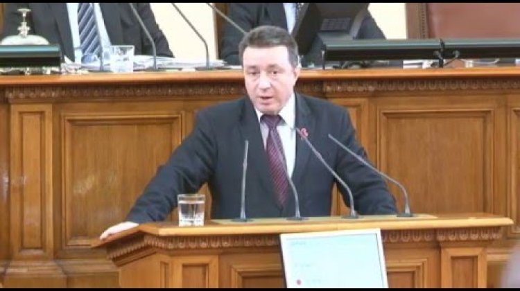 Стоилов пита Кунева: Колко училища ще бъдат затворени за 1-2 години? Ще спрете ли този процес? 