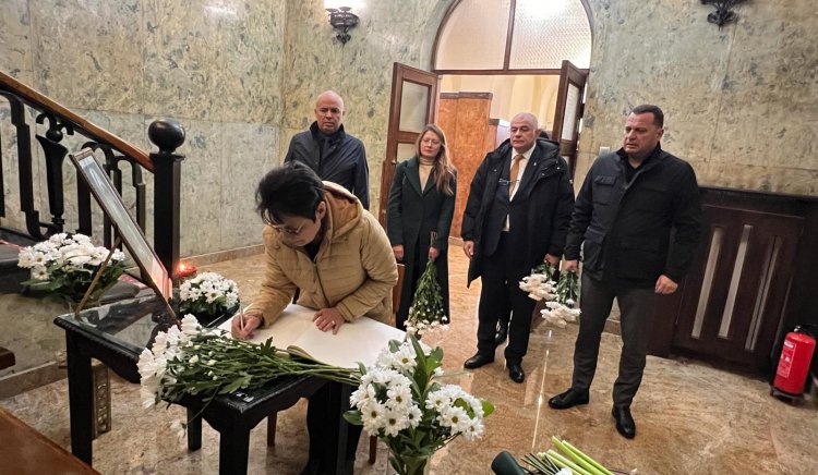 БСП се поклони пред тленните останки на патриарх Неофит
