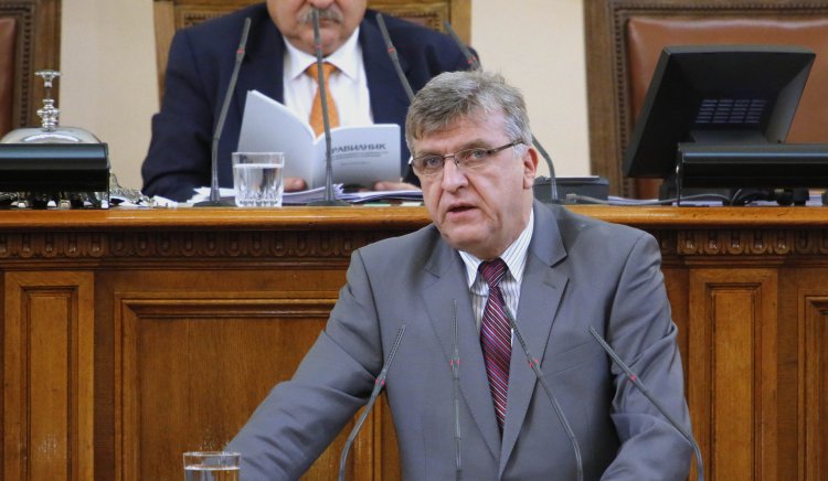 БСП подложи Москов на разпит за финансите, сградния фонд на МЗ и за данък „вредни храни”