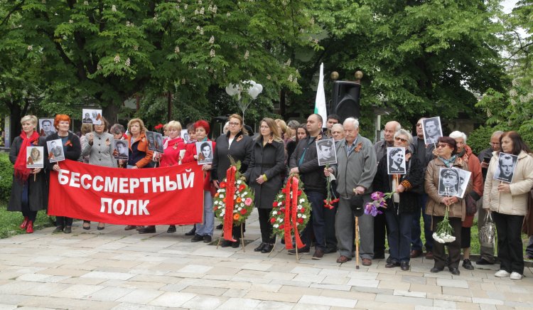 Деница Златева и Цветелина Пенкова почетоха паметта на героите по случай 9 май