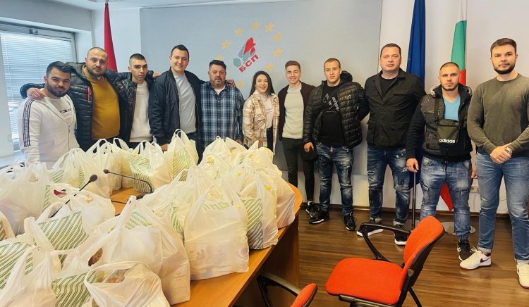 Депутатите на БСП и Младежкото обединение в София дариха хранителни продукти на хора в неравностойно положение 
