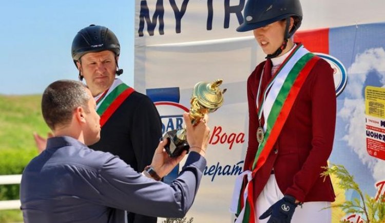 Стефан Бурджев връчи купата по прескачане на препятствия по конен спорт