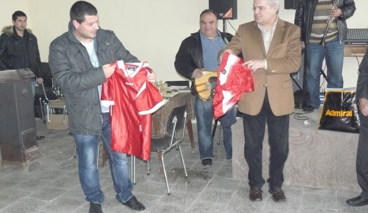 Румен Петков дари екипи на футболния тим в Коиловци