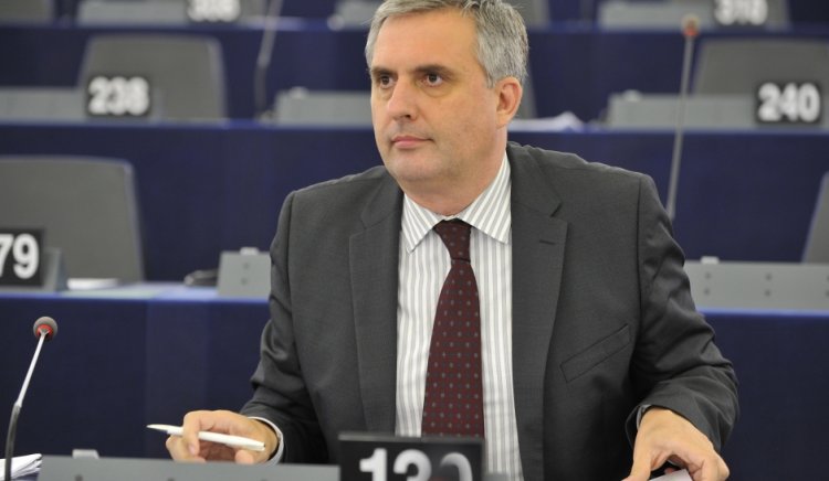 Калфин поиска равенство за кирилицата в Европарламента