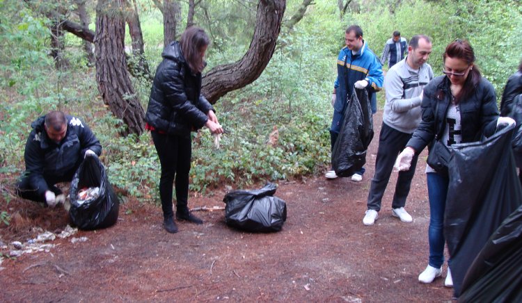 Младежите на БСП почистиха подхода към резерват край Смолян