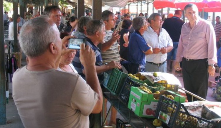 Ивайло Калфин посети зеленчуковата борса в Петрич 