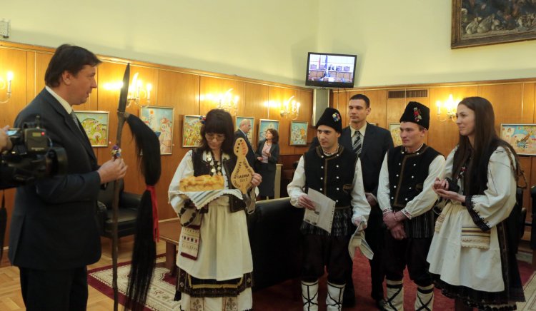 Подариха на Явор Кюумджиев първото българско знаме с конска опашка