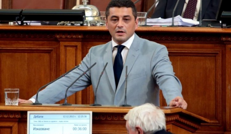 Янков пита Бъчварова: Какви мерки предприехте за хаоса с издаването  на лични документи на българските граждани?