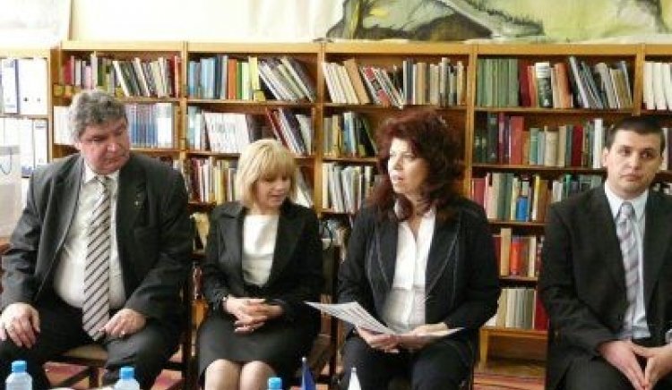 Евродепутатът Илияна Йотова дари компютри на библиотеката в Силистра