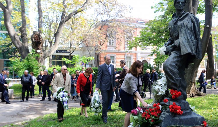 Паметникът на Никола Вапцаров бе върнат в градинката зад Националната художествена галерия, по инициатива на Коалиция за България