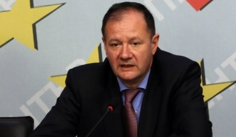 Михаил Миков изпрати поздравителен адрес и комплект от четири конституции до служебния премиер